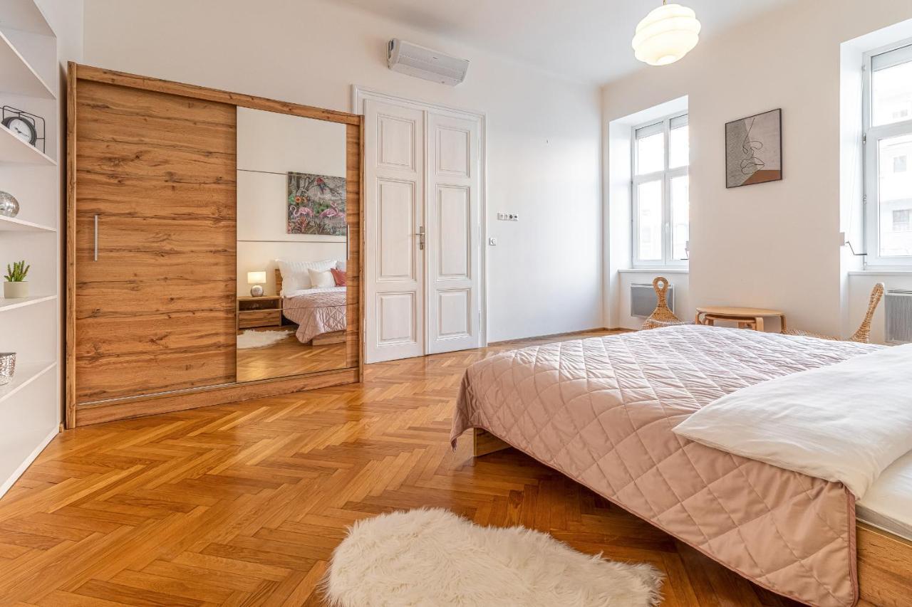 Stylish Luxury Flat In Old Town Apartment